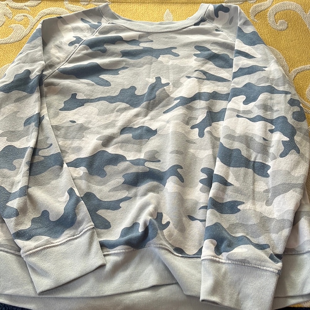 Camo sweatshirt! Old navy size Large! Super comfortable and cute!